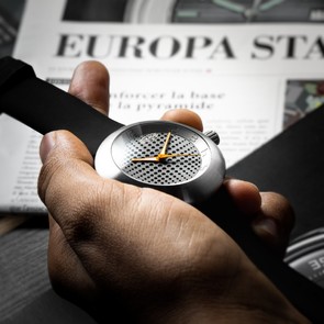 The Seapod designed by Fabrice Gonet was in the Europa Star "Watches of the Year" selection!  Here a Megapod Klara launched this summer, like a capsule of what we will do in 2022.  Optical art dials were the stars of gen2 Ikepod. We have to explore new territories with new products and designer. This is our mission, keep Ikepod alive and make it more inclusive. 
.
.
#ikepod 
#ikepodwatches 
#opticalart 
#designer 
#watchoftheday 
#watchoftheyear
#lifestylephotography 
#watchphotography 
.
Picture par talented Sunny of #pixelworks.co
Stay tuned, 2022 will be insane.
