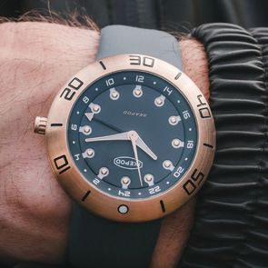 Seapod bronze "Archi" limited edition of 50.
On of the 3 dial colors available for this 200m gmt diver.
Designed by Fabrice Gonet the case and rotating bezel is a technical marvel.
Bronze will age with time and type of use.
We wish you a good holiday season.
.
.
#ikepodwatches
#ikepod
#lifestyle
#diverwatch
#watchoftheday
#watchnerd
#horology
#watchcollector
#menstyle
#thevintagewatchfromthefuture
#gmt
#unique

Design by @edgedesign9
Pictures by @izardesign
Décors de Roger Hart et costumes de Donald Cardwell (French private joke)