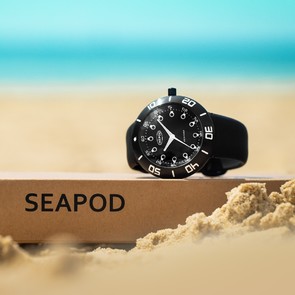 Seapod François S003 on the beach.  Take it easy summer is coming
.
.
.
#ikepod 
#ikepodwatches 
#sea 
#beach 
#watch 
#diver 
#black 
#watchoftheday 
#watchoftheweek 
.
@pixelworks.co picture